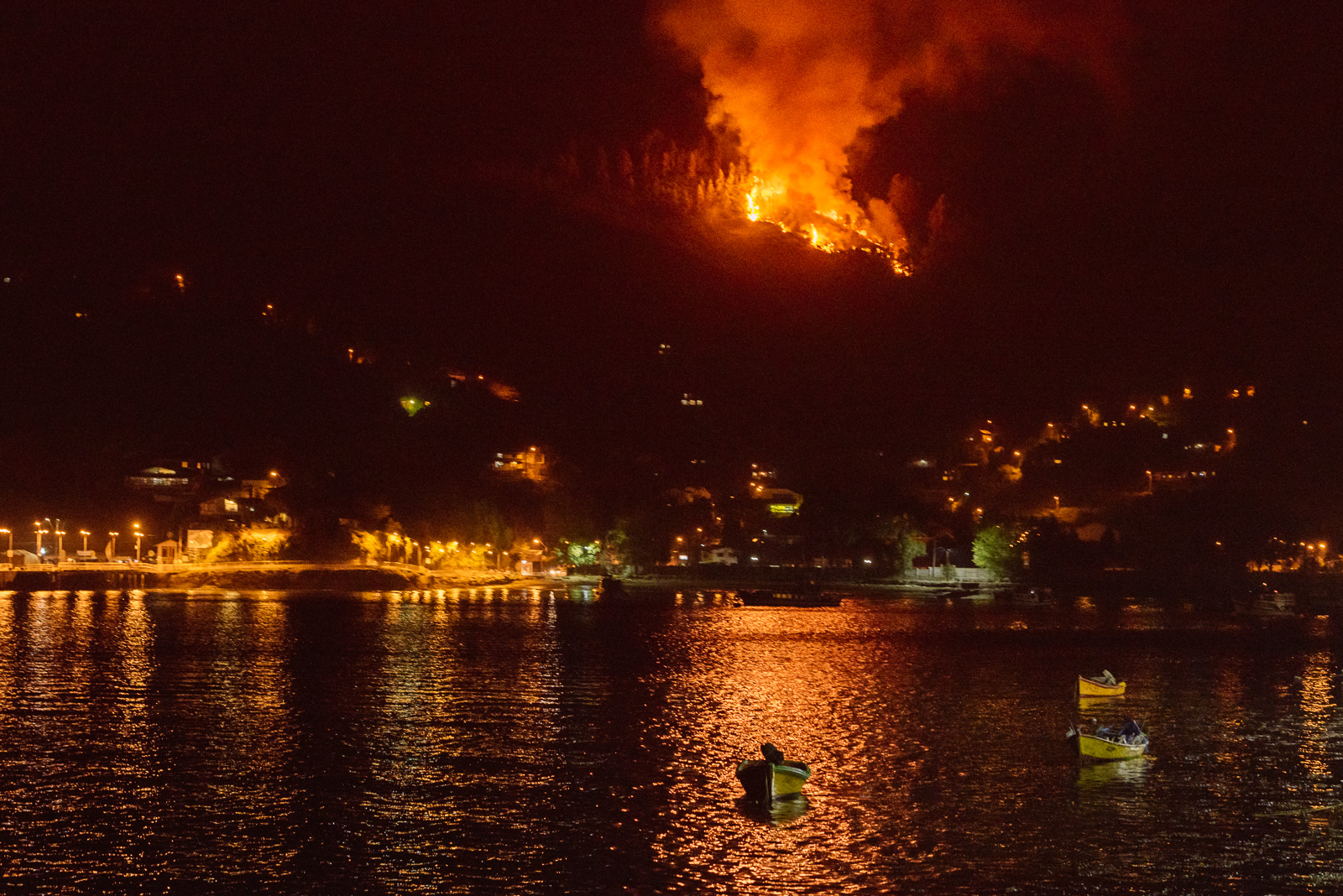 Anoche el incendio comenzó justo cuando nos subíamos al ferry. Foto Dave Trumpore.