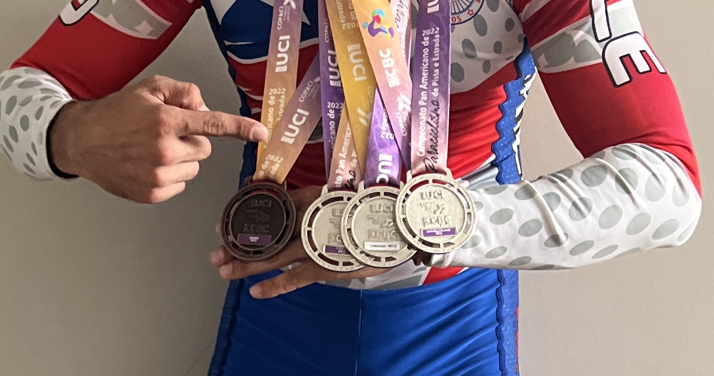 Adolfo Almarza y sus medallas del Campeonato Panamericano